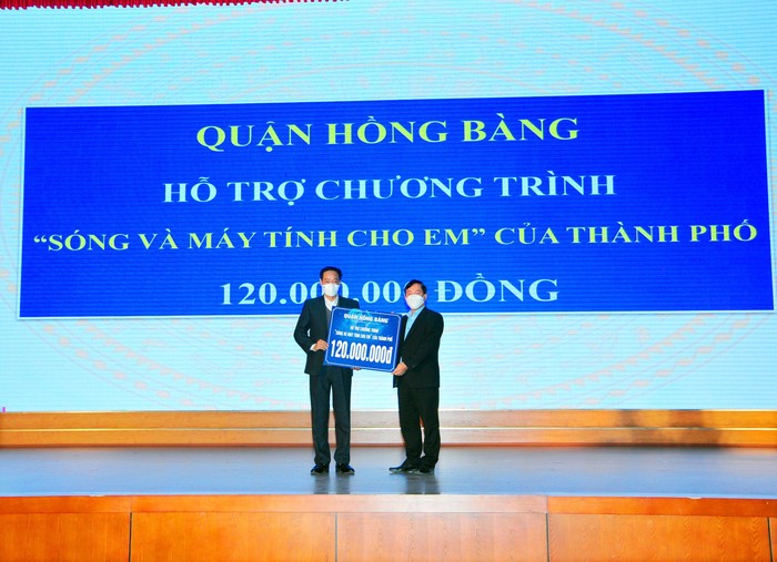 Quận Hồng Bàng ủng hộ &quot;Sóng và máy tính cho em&quot; của thành phố 120 triệu đồng. (Ảnh: CTV)