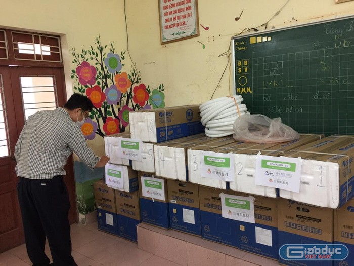 Uỷ ban nhân dân tỉnh Jaju và Tổ chức Happy Tree trao tặng sách và thiết bị trường học cho Trường tiểu học Hải Thành (Ảnh: Nhà trường cung cấp)