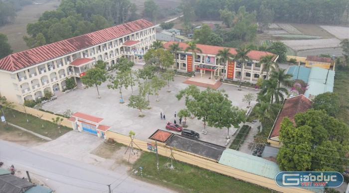 Trường Trung học cơ sở Hải Hoà nhìn từ trên cao (Ảnh: PL)