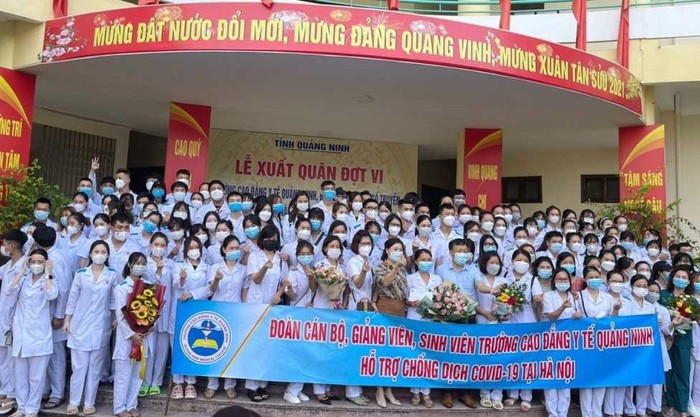 Đoàn cán bộ, giảng viên, sinh viên Trường Cao đẳng Y tế Quảng Ninh lên đường hỗ trợ tâm dịch tại Hà Nội (Ảnh: CTV)