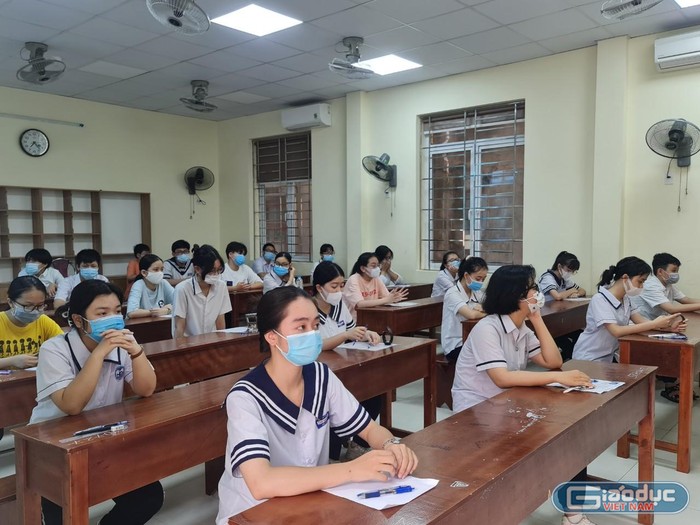 Các thí sinh tham dự kỳ thi tuyển sinh vào lớp 10 tại Trường Trung học phổ thông chuyên Trần Phú năm học 2021-2022 (Ảnh: Lã Tiến)