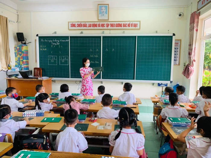Cô và trò trường Tiểu học Hà Khẩu trong giờ tiếng Việt (Ảnh: CTV)