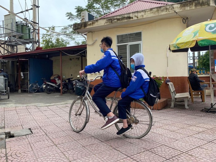 Mỗi ngày, Việt kiên trì chở Đức Anh tới trường trên chiếc xe đạp cũ (Ảnh: NVCC)