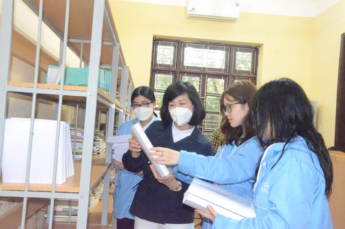Cô Nguyễn Thị Hải Hà và các bạn học sinh lớp 11 Anh 2, Trường THPT chuyên Trần Phú trao cuốn sách chữ nổi của dự án tặng thư viện Trường nuôi dạy trẻ Khiếm thị Hải Phòng (Ảnh: LT)