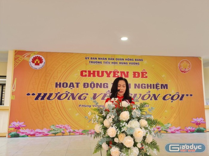 Cô giáo Vũ Thị Tuyết – Hiệu trưởng Trường Tiểu học Hùng Vương phát biểu tại chuyên đề (Ảnh: Lã Tiến)