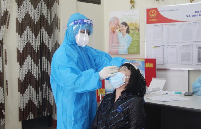 Người mắc Covid-19 được hưởng chế độ bảo hiểm xã hội tại Quảng Ninh (Ảnh: LT)
