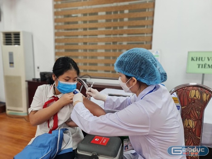 Học sinh lớp 6 Trường Trung học cơ sở Trần Phú được tiêm vắcxin Moderna (Ảnh: Lã Tiến)