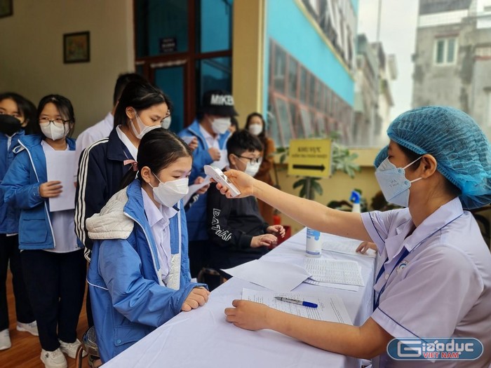 Học sinh được khám sàng lọc trước khi được tiêm vắcxin (Ảnh: Lã Tiến)