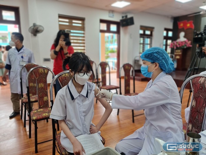 Học sinh lớp 6 Trường Trung học cơ sở Trần Phú được tiêm vắcxin Moderna (Ảnh: Lã Tiến)