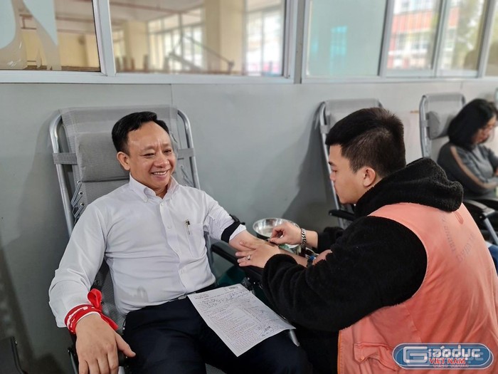 Phó giáo sư, Tiến sĩ Phạm Xuân Dương trong một lần hiến máu tại trường Đại học Hàng hải Việt Nam (Ảnh: LT)