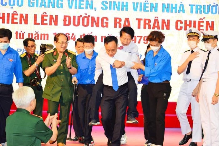 Phó giáo sư, Tiến sĩ Phạm Xuân Dương - Hiệu trưởng Trường Đại học Hàng hải Việt Nam cõng một bác thương binh (Ảnh: LT)