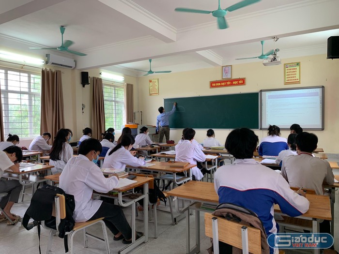 Học sinh Trường Trung học cơ sở Hải Hoà ôn luyện chuẩn bị cho kỳ thi (Ảnh: Phạm Linh)