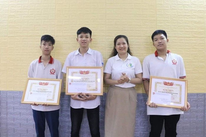 Lãnh đạo Thành đoàn Hải Phòng động viên khen thưởng 3 em học sinh dũng cảm cứu người (Ảnh: Thành đoàn Hải Phòng)