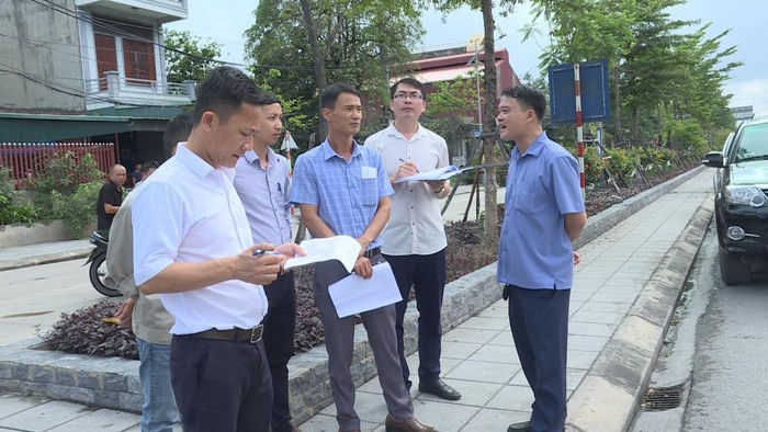 Ban An toàn giao thông tỉnh Quảng Ninh và các cơ quan chức năng kiểm tra các điểm bất cập về hạ tầng giao thông trên Quốc lộ 18 đoạn đi qua địa bàn thành phố Cẩm Phả. (Ảnh: CTV)