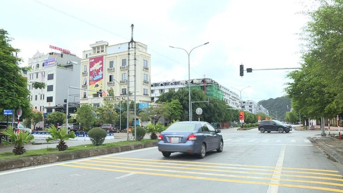 Thành phố Hạ Long đã lắp hệ thống đèn tín hiệu giao thông tại ngã 4 Trường Trung học phổ thông chuyên Hạ Long (phường Hồng Hải) để đảm bảo an toàn giao thông. (Ảnh: CTV)