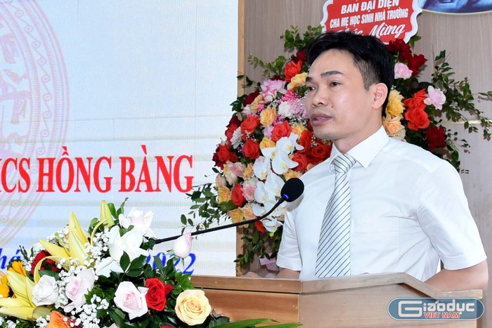Ông Trịnh Doãn Toản- Hiệu trưởng Trường Trung học cơ sở Hồng Bàng phát biểu nhận nhiệm vụ (Ảnh: LT)