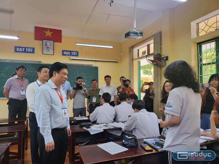 Thứ trưởng Bộ Giáo dục và Đào tạo Nguyễn Hữu Độ trao đổi với các em học sinh Trường Trung học phổ thông Lê Quý Đôn về kỳ thi. (Ảnh: Lã Tiến)