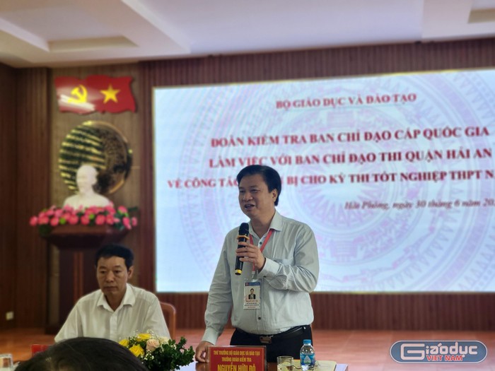Thứ trưởng Bộ Giáo dục và Đào tạo Nguyễn Hữu Độ kiểm tra công tác chuẩn bị thi tốt nghiệp trung học phổ thông năm 2022 tại Hải Phòng. (Ảnh: Lã Tiến)