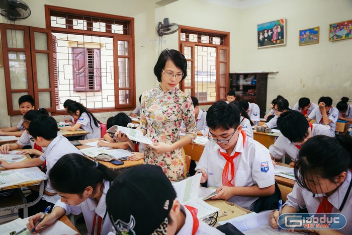 Cô giáo Bảo Châu cùng các em học sinh trong giờ học mỹ thuật (Ảnh: Kim Liên)