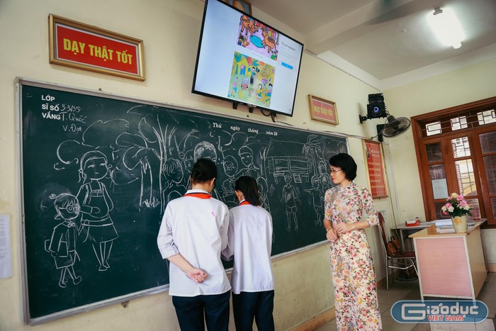 Cô giáo Trần Thị Bảo Châu luôn dành tình yêu đặc biệt cho những học sinh khiếm thị (Ảnh: Kim Liên)