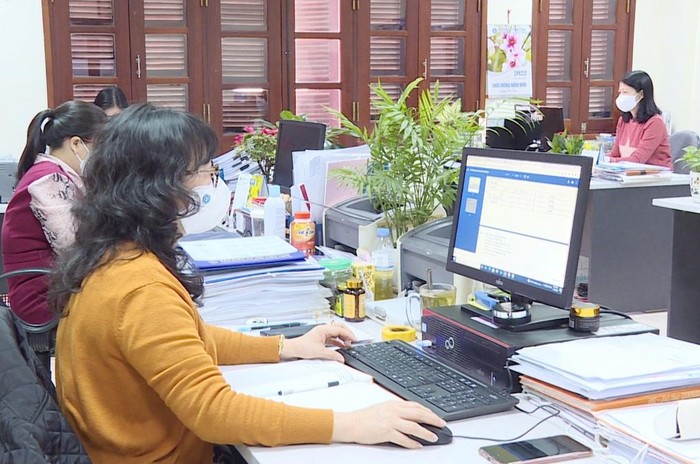 Cán bộ phòng Chế độ Bảo hiểm xã hội Quảng Ninh rà soát đối tượng hưởng chế độ chính sách bảo hiểm xã hội, bảo hiểm y tế (Ảnh: CTV)