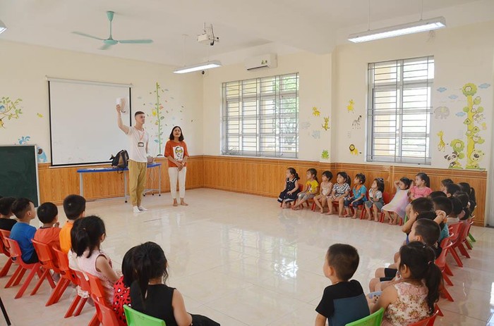 Tiết học tiếng Anh với người nước ngoài của trẻ 5 tuổi Trường Mầm non Hạ Long (thành phố Hạ Long, Quảng Ninh) - Ảnh: Báo Quảng Ninh