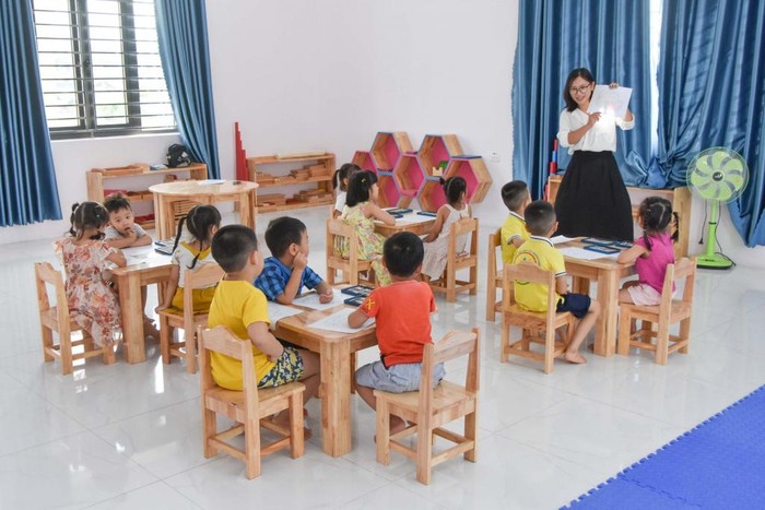 Tiết học của cô và trò Trường Mầm non Song ngữ Montessori (trường ngoài công lập tại thành phố Uông Bí, Quảng Ninh). - Ảnh: Báo Quảng Ninh