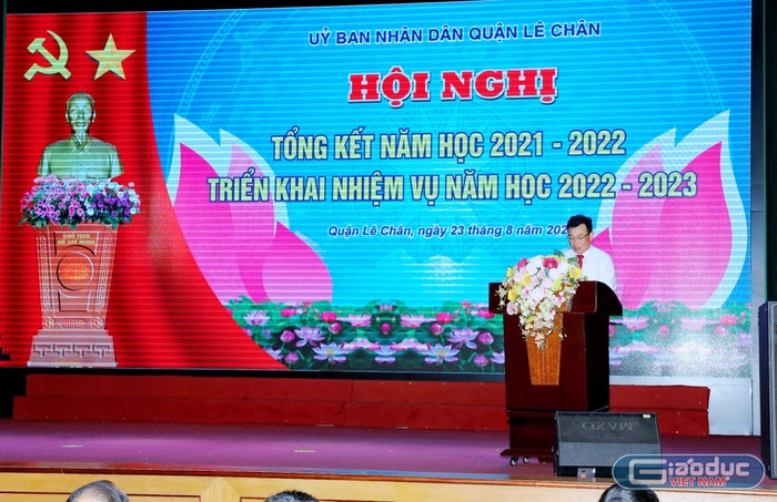Ông Nguyễn Văn Phiệt - Chủ tịch Uỷ ban nhân dân quận Lê Chân phát biểu tại hội nghị tổng kết năm học (Ảnh: Biên Cương)
