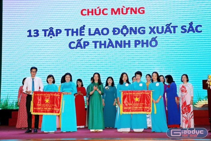 Lãnh đạo quận Lê Chân trao cờ thi đua xuất sắc cấp thành phố tặng 3 tập thể (Ảnh: Biên Cương)