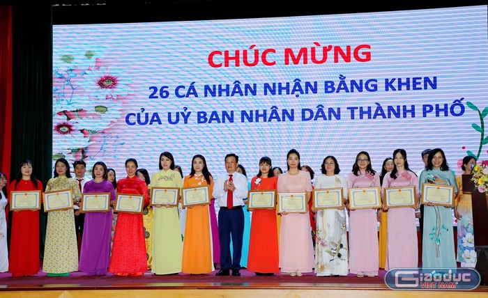 Các cá nhân được nhận bằng khen của Uỷ ban nhân dân thành phố Hải Phòng (Ảnh: Biên Cương)