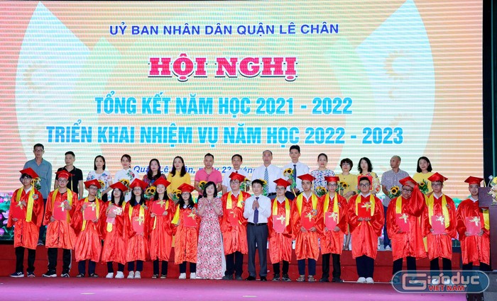 Lãnh đạo quận Lê Chân khen thưởng các em học sinh đạt giải quốc gia và giải thành phố (Ảnh: Biên Cương)