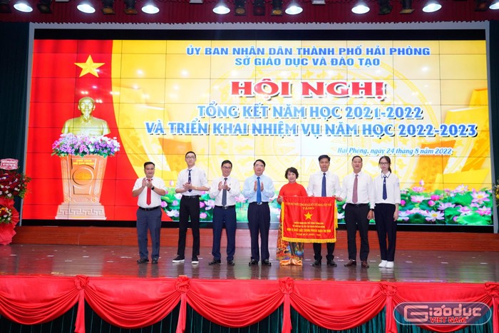Uỷ ban nhân dân thành phố trao cờ của Chính phủ tặng đơn vị xuất sắc trong phong trào thi đua cho trường Trung học phổ thông Thăng Long (Ảnh: LT)