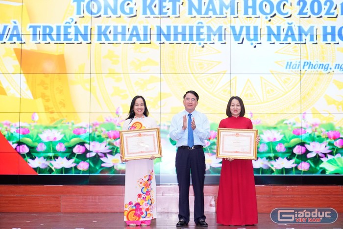 Ông Lê Khắc Nam - Phó chủ tịch Uỷ ban nhân dân thành phố Hải Phòng trao bằng khen tặng các cá nhân có thành tích xuất sắc (Ảnh: LT)