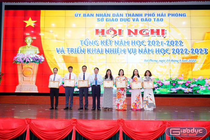 Các cá nhân nhận bằng khen của Uỷ ban nhân dân thành phố Hải Phòng (Ảnh: LT)