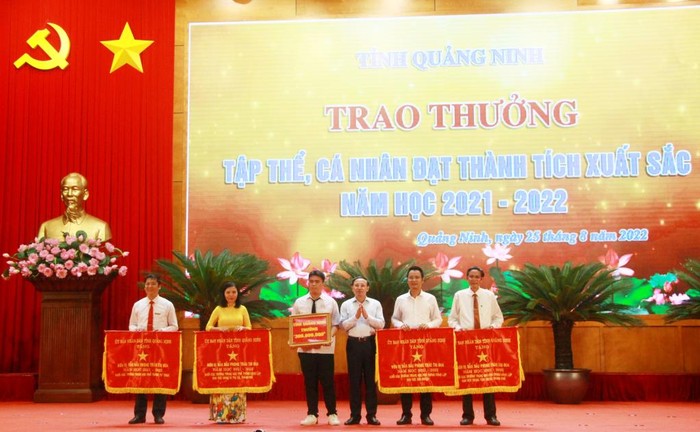 Các tập thể có thành tích xuất sắc trong phong trào thi đua được nhận Cờ thi đua của Uỷ ban nhân dân tỉnh Quảng Ninh (Ảnh: CTV)