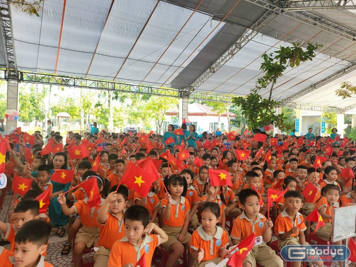 Học sinh Trường Tiểu học Hải Thành (quận Dương Kinh, Hải Phòng) hân hoan chào đón năm học mới (Ảnh: Lã Tiến)