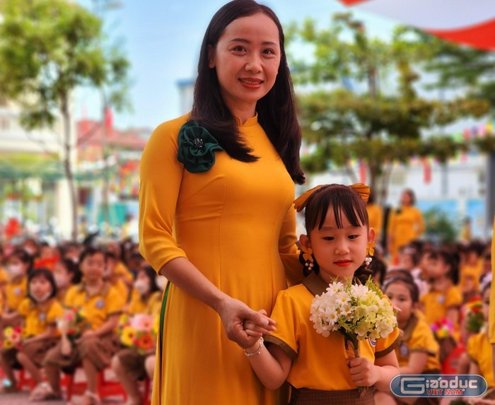 Cô và trò Trường Tiểu học Lê Hồng Phong (quận Ngô Quyền) trong ngày khai giảng (Ảnh: Phạm Linh)