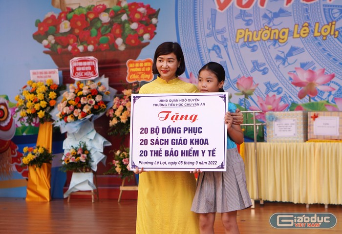 Lãnh đạo Trường Tiểu học Chu Văn An trao quà tặng học sinh có hoàn cảnh khó khăn của trường (Ảnh: Lã Tiến)
