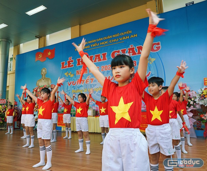 Học sinh Trường Tiểu học Chu Văn An rộn ràng khai giảng năm học mới (Ảnh: Lã Tiến)