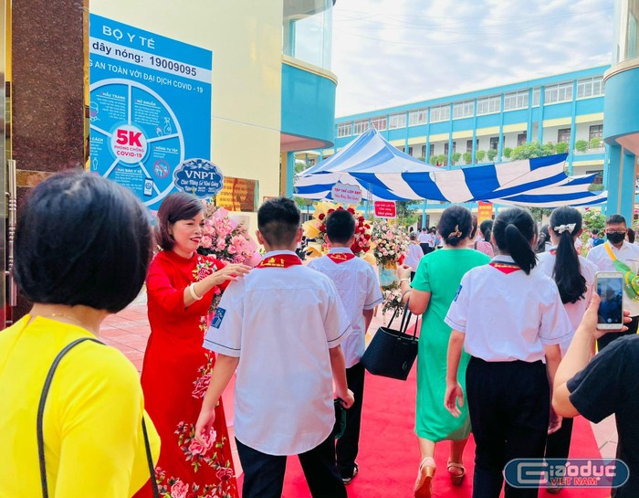 Lãnh đạo Trường Trung học cơ sở Trần Phú chỉnh đốn trang phục cho học sinh trước giờ khai giảng (Ảnh: Lã Tiến)