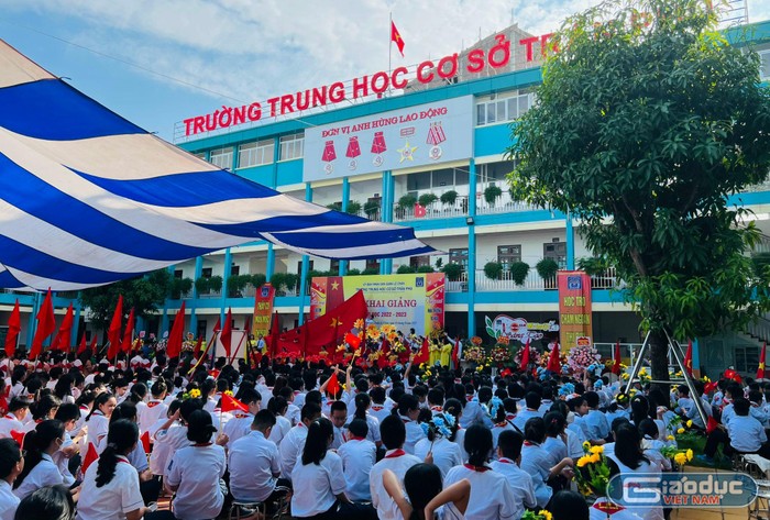 Trường Trung học cơ sở Trần Phú (quận Lê Chân) nhận cờ thi đua xuất sắc của Uỷ ban nhân dân thành phố nhân dịp khai giảng (Ảnh: Lã Tiến)