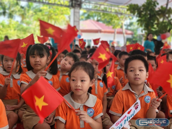 Trường Tiểu học Hải Thành đón Bằng công nhận đạt chuẩn Quốc gia mức độ 2, kiểm định chất lượng giáo dục cấp độ 3 nhân dịp khai giảng (Ảnh: Lã Tiến)