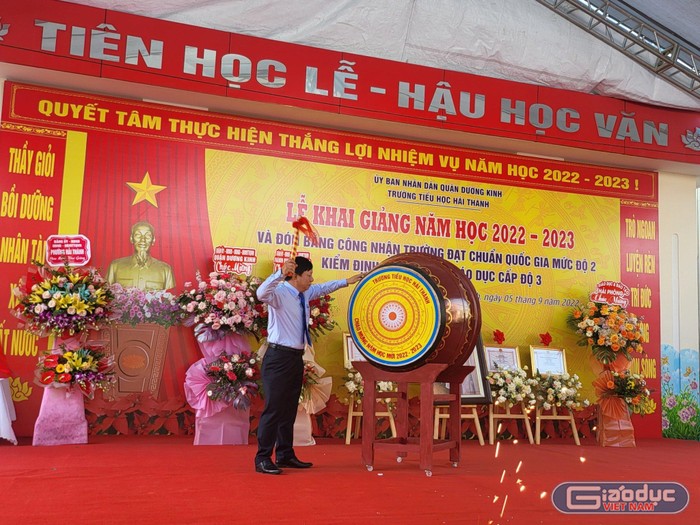 Ông Nguyễn Đức Thọ - Phó chủ tịch Uỷ ban nhân dân thành phố Hải Phòng đánh trống khai giảng năm học mới tại Trường Tiểu học Hải Thành (Ảnh: Lã Tiến)