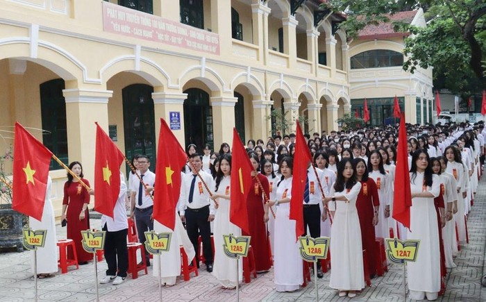 Học sinh Trường Trung học phổ thông Ngô Quyền thực hiện nghi lễ chào cờ (Ảnh: CTV)