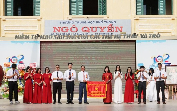 Ông Nguyễn Văn Tùng - Chủ tịch Uỷ ban nhân dân thành phố dự khai giảng tại Trường Trung học phổ thông Ngô Quyền (Ảnh: CTV)