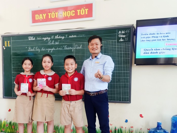 Thầy giáo Nguyễn Đức Tài cùng các em học sinh trong một buổi lên lớp. (Ảnh: NVCC)