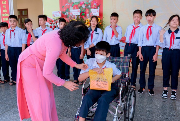 Cô giáo Đào Thị Thùy Dương tích cực tham gia các hoạt động của nhà trường, quan tâm chăm lo đến các em học sinh (Ảnh: NVCC)