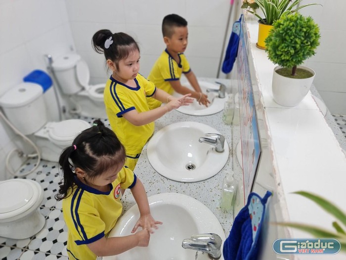 Nhà vệ sinh Trường Mẫu giáo Kim Đồng 1 luôn sạch, đẹp (Ảnh: Lã Tiến)