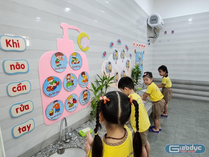 Khu vực rửa tay cho trẻ trong nhà vệ sinh của Trường Mẫu giáo Sao Sáng 2 (Ảnh: Lã Tiến)