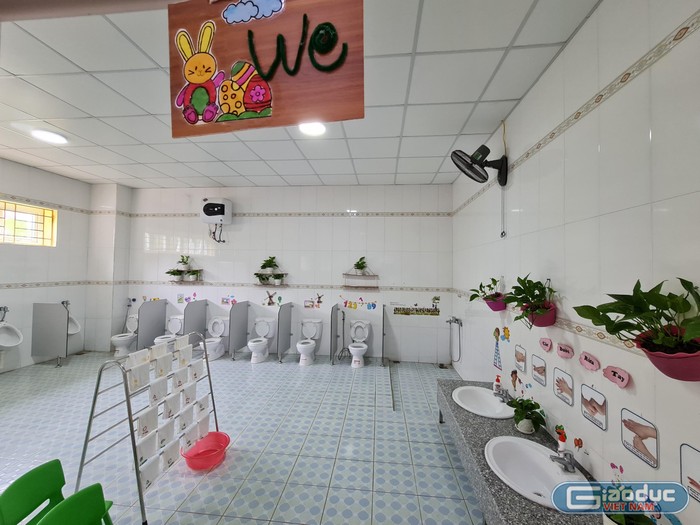 Không gian một nhà vệ sinh lớp học cho trẻ 4 tuổi tại Trường Mẫu giáo Sao Sáng 4 (Ảnh: Lã Tiến)